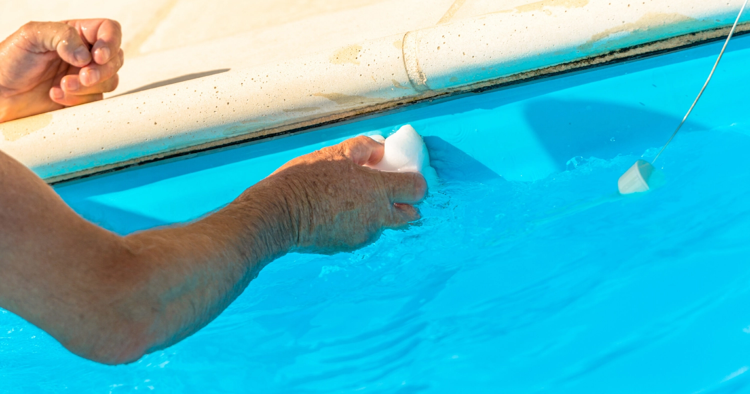Une eau équilibrée, c'est une piscine saine - Easy Piscines